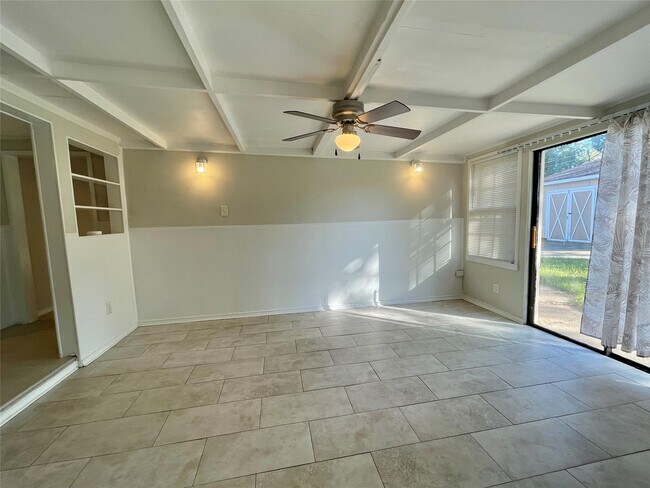 Building Photo - 1112 Southampton Dr