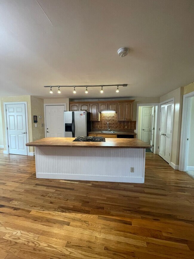 Building Photo - 323 E Water St