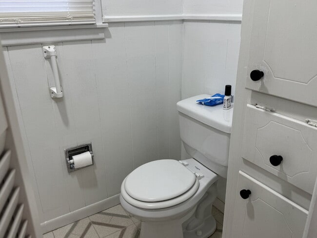 Building Photo - Bedroom Available. ALL BILLS PAID. FURNISHED