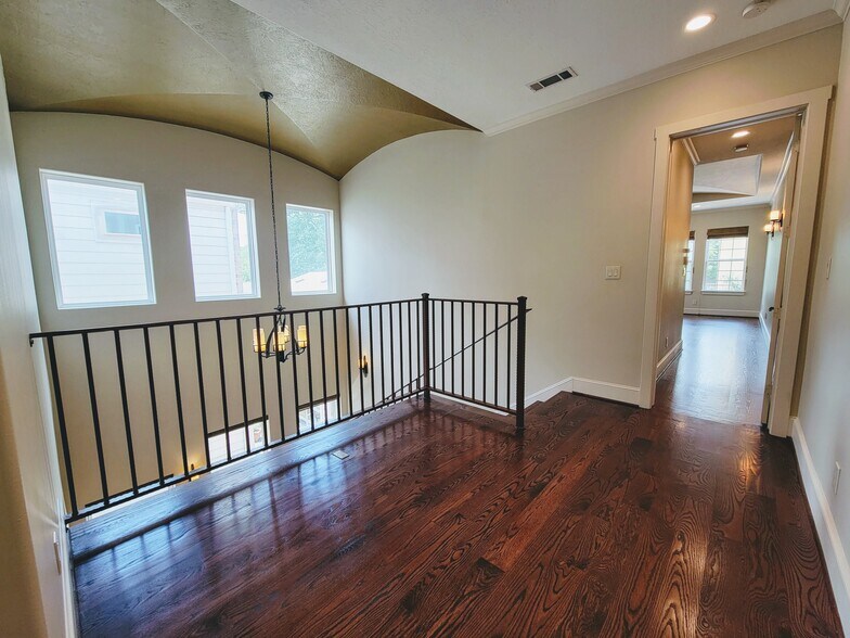 Entry to master suite - 6121 Hamman St