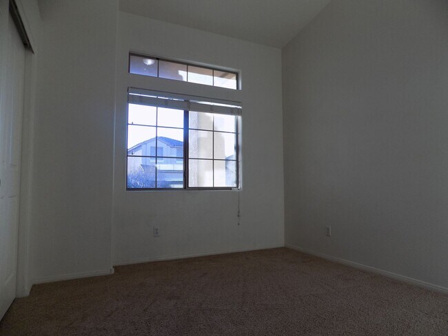 Building Photo - Single Story 4 Bedroom