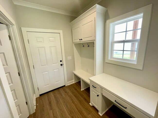 Building Photo - Stunning Germantown School District Rental with Office & Large Fenced Yard