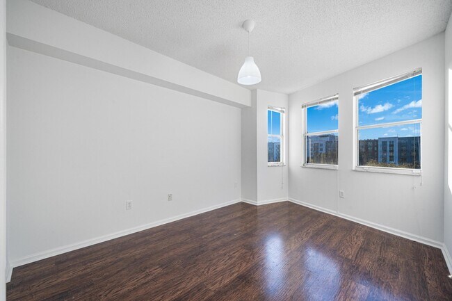 Building Photo - 533 NE 3rd Ave