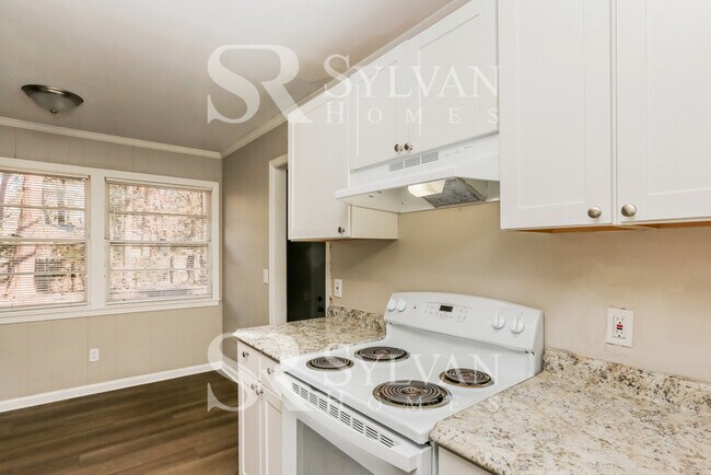 Building Photo - Feel welcome in this well-maintained 3BR 2BA