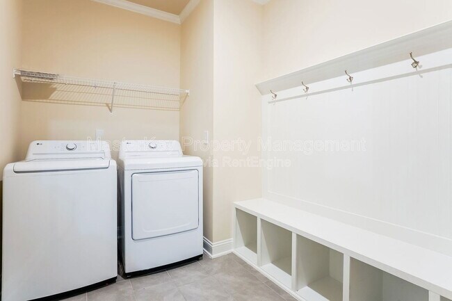 Building Photo - 616 Mount Blanc Way