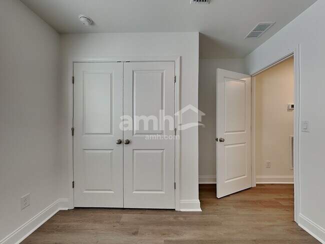 Building Photo - 547 Armstrong Curv
