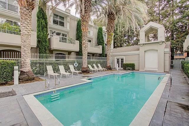 Building Photo - Welcome home to a Silicon Valley gem!