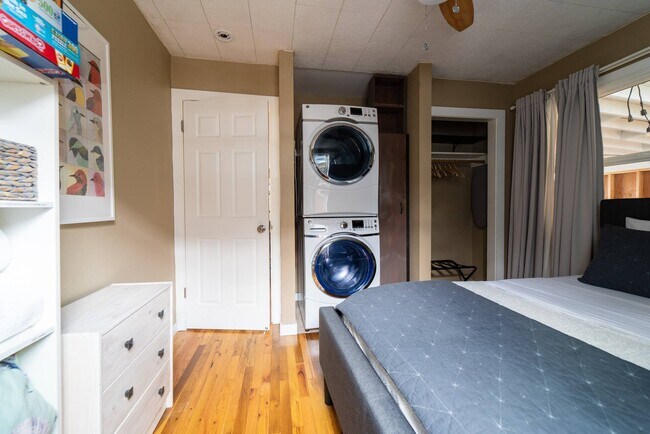 Building Photo - 4404 SE 63rd Ave