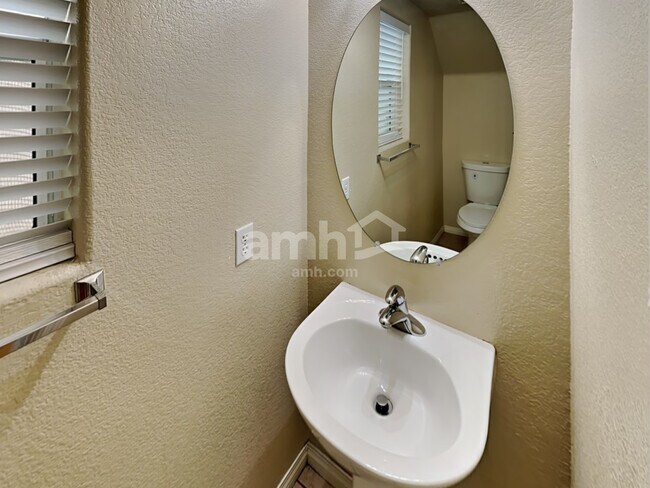 Building Photo - 7300 Vinca Rd