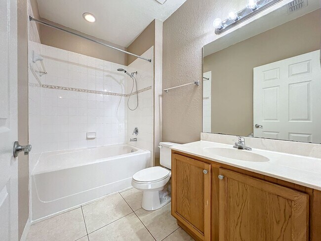 Building Photo - LUXURY 3 Bedroom / 2 Bath Townhome in a ga...