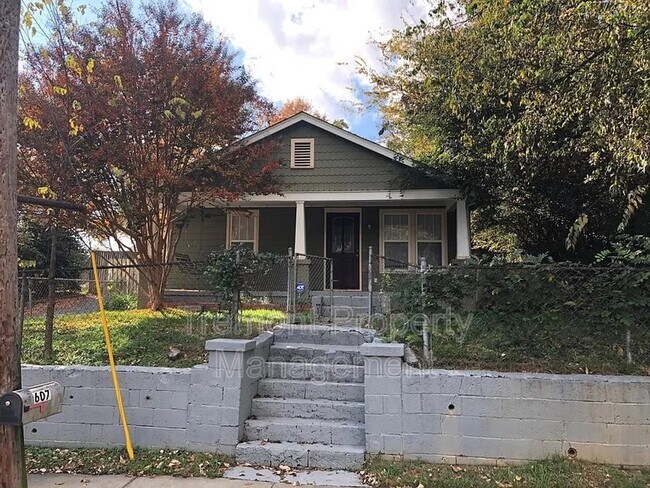 Building Photo - 607 Snow St