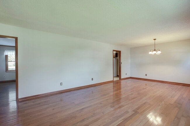 Building Photo - 702 W 6th Ave