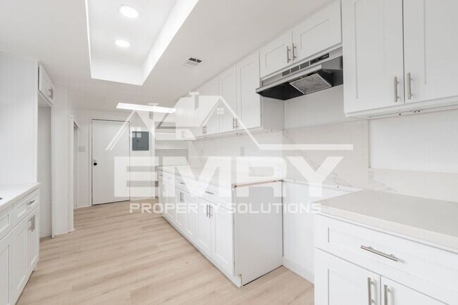 Building Photo - 3 Bedroom 1 Bathroom House for Rent Fishburn Ave Bell CA