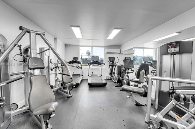 Building Photo - 919 Hillcrest Dr