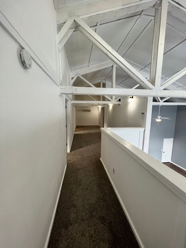Building Photo - Beautiful Large Modern Shome located betwe...
