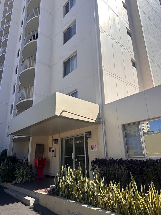 Building Photo - MOANALUA CURTIS #1208