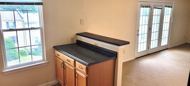 Building Photo - Conveniently Located Three Bedroom Condo