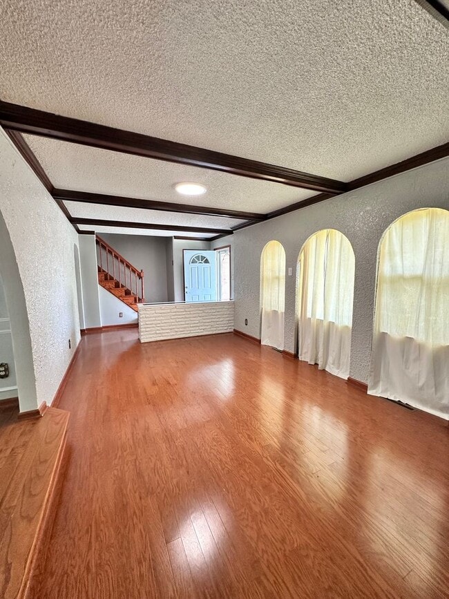 Building Photo - Pembroke Manor-4 bedroom 2.5 bath Single f...