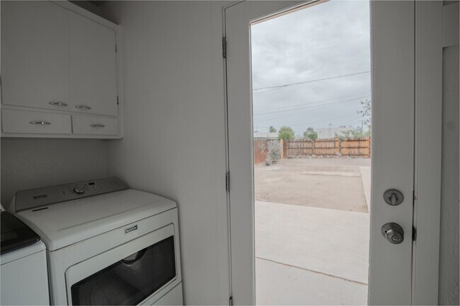 Building Photo - 1410 W Clarendon Ave
