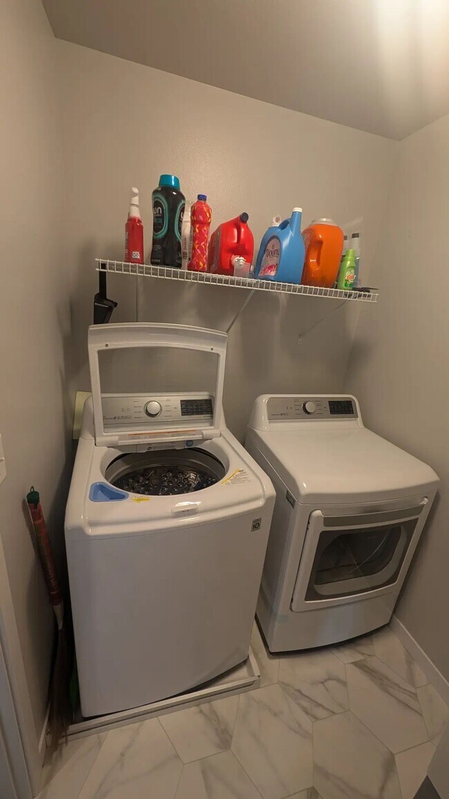 Building Photo - Furnished Queen Room with Closet & Private Bath