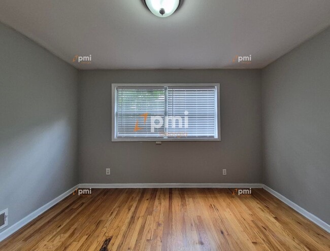Building Photo - 3206 Mathieson Dr NE