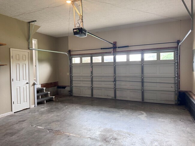 Building Photo - Super convenient location! Quick access to I-24 Exit 11!