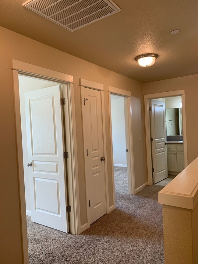 Building Photo - Beautiful Craftsman Style Home! 2 Car Garage! Gas Fireplace and Granite Counter Tops! Attached Ga...