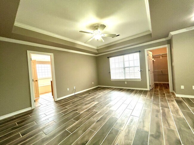 Building Photo - Spacious 3 bed 2 bath Single Family with a Large Fenced Backyard!