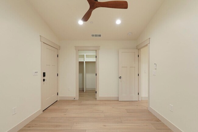 Building Photo - Beautiful 2 bedroom 1 Bathroom for rent in North Oak Park! Close to UC Davis and McGeorge Law