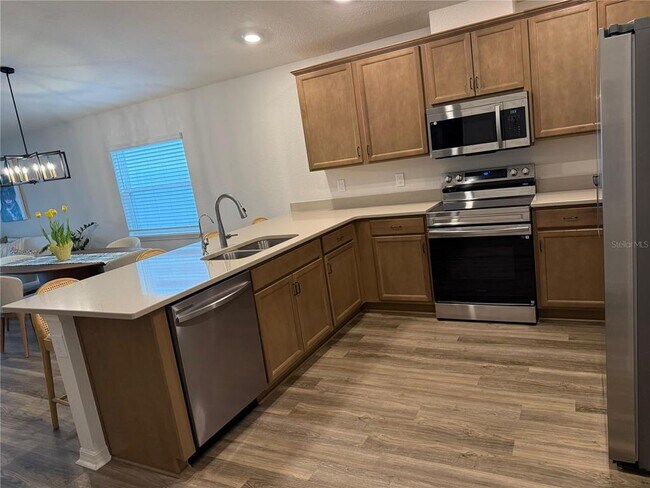 Building Photo - 319 Lily Ln