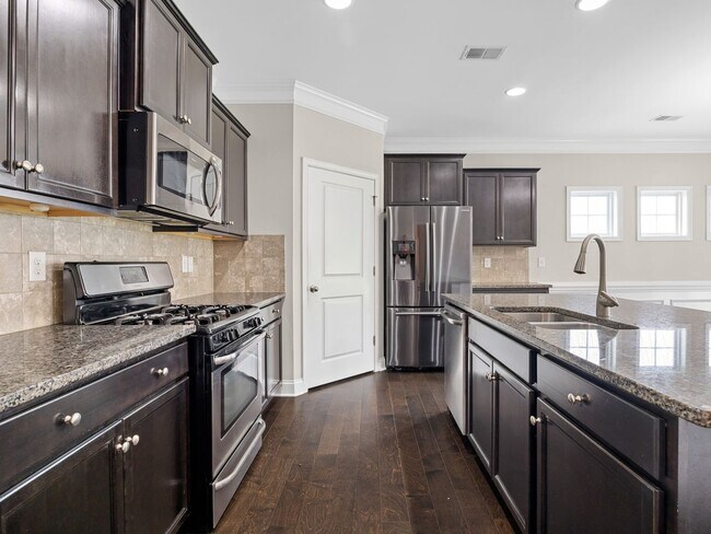 Building Photo - Beautiful 4 BR, 2 BA Home, 2 Car Garage wi...