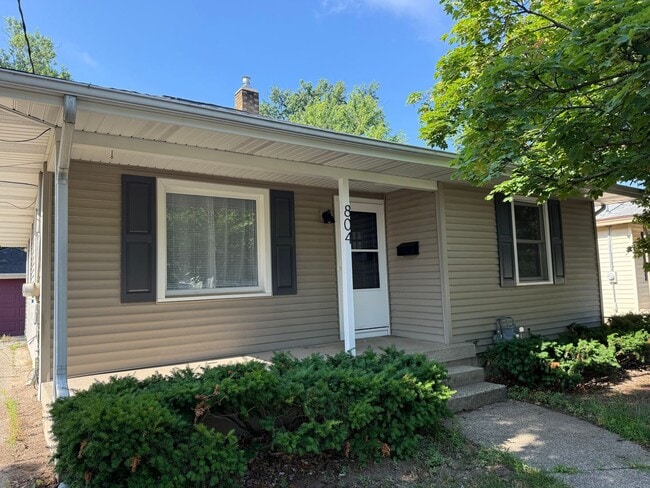 Building Photo - Beautifully Updated 2 Bed, 1 Bath Home for...