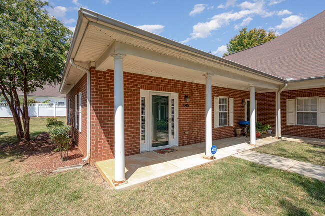 Building Photo - "Charming 2-Bed, 2-Bath Retreat in Charlot...