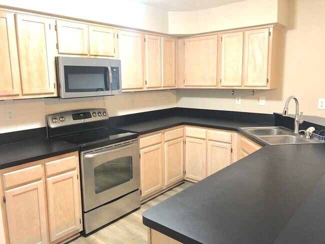 Building Photo - TOWN HOME W/ LOFT AND OPEN FLOOR PLAN FOR ...