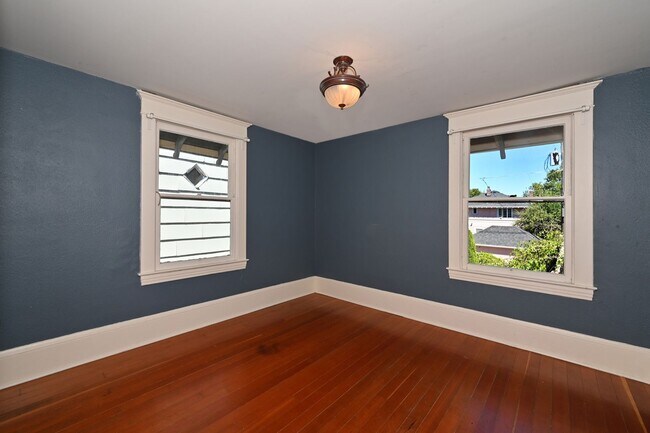 Building Photo - Charming & Spacious 4-Square 3 BR/1.75 BA ...