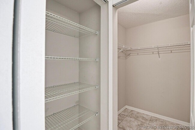 Building Photo - 2625 Heathcote Dr