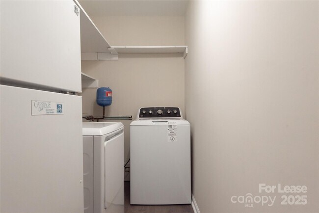 Building Photo - 4739 Hedgemore Dr