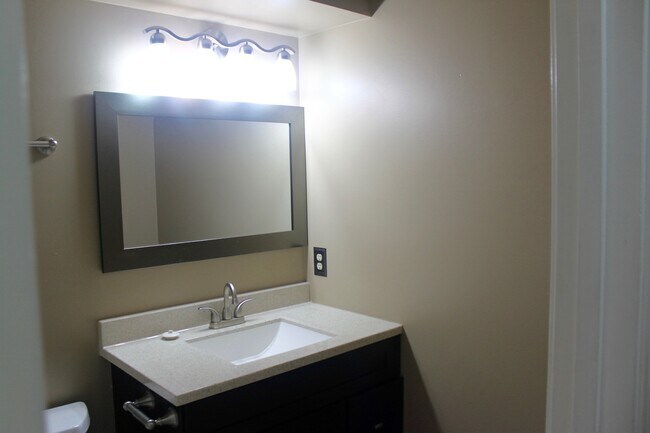 Building Photo - 2BR 2 Full Bath Condo with Modern Upgrades – Near Downtown Harrisonburg!