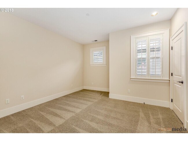 Building Photo - 658 SW Rustica Terrace