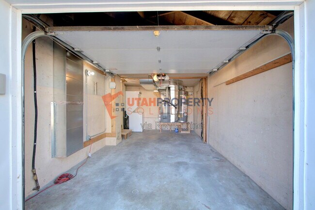 Building Photo - 860 Vics Rd