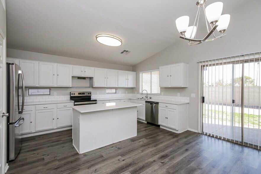 Building Photo - 5605 S 11th Pl