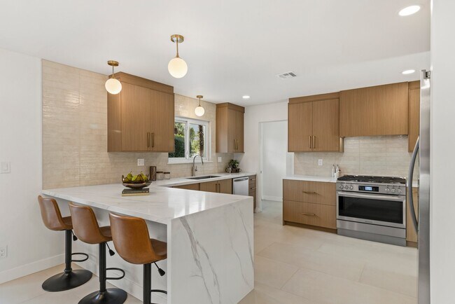 Building Photo - 1111 S San Joaquin Dr
