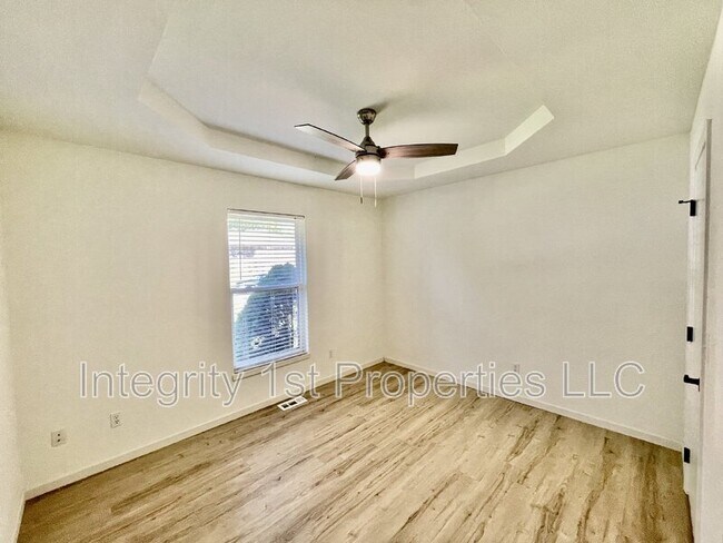 Building Photo - 905 SW Foxtail Dr