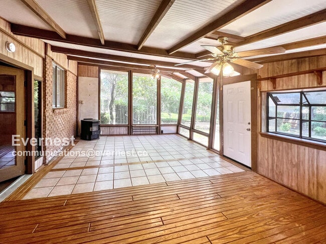 Building Photo - 401 Oak Ln