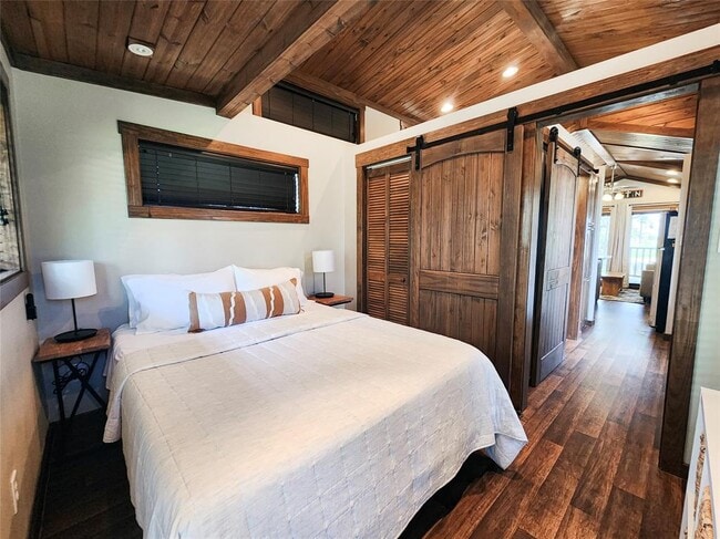 Building Photo - 300 Park Ave