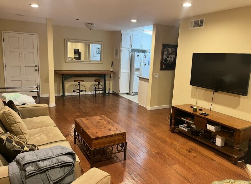 Building Photo - 5649 Lake Park Way