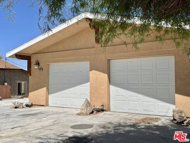 Building Photo - 6587 Oasis Ave