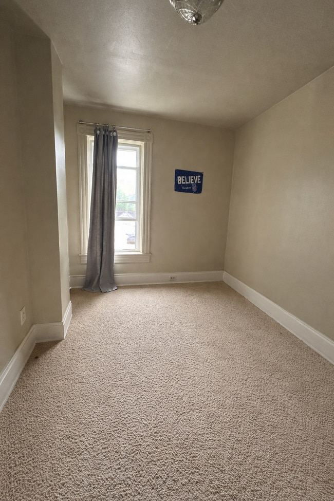 Building Photo - 4 Bedroom, 2 Bathroom Home In Randall Park Neighborhood