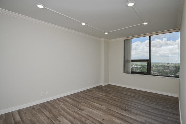 Building Photo - 15 Greenway Plz