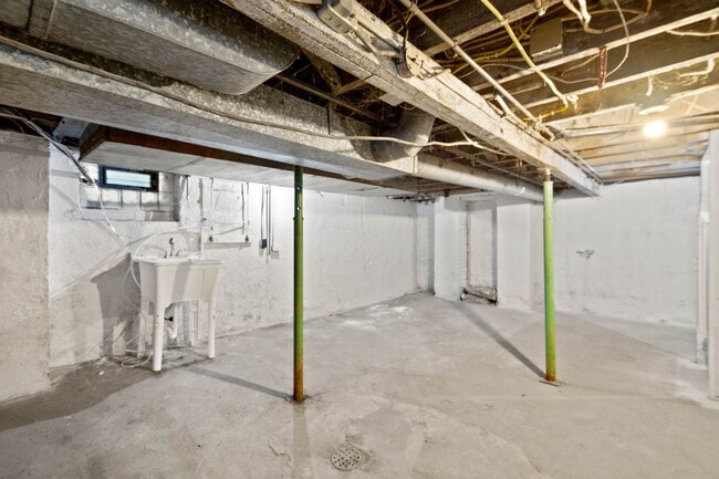 Building Photo - Gorgeous 4 bedroom home in Carrick available May 1!